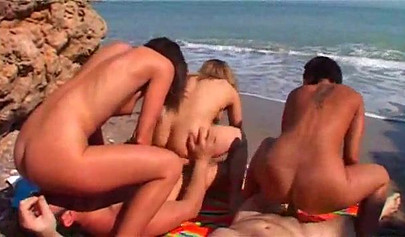 Le lesbiche giocano con le loro vagine finché non arrivano due ragazzi a scoparle duramente