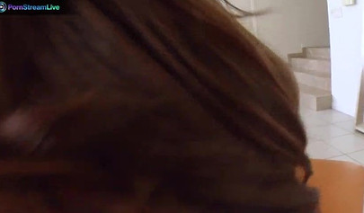 Mya Luanna e a lésbica asiática Lana Croft penetram suas vaginas apertadas usando brinquedos grandes.