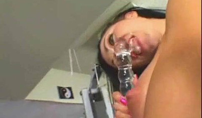 Lesbiche mature si masturbano insieme prima di scoparsi le vagine con dei dildo
