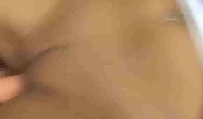 経験豊富なレズビアンの尻軽女2人がボートの上で濡れたおまんこを弄んでいる