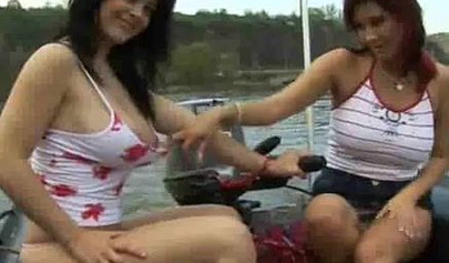経験豊富なレズビアンの尻軽女2人がボートの上で濡れたおまんこを弄んでいる
