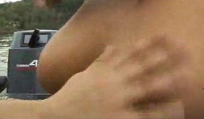 経験豊富なレズビアンの尻軽女2人がボートの上で濡れたおまんこを弄んでいる