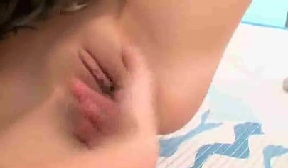 Dos impresionantes lesbianas están teniendo una sesión pervertida de sexo oral junto a la piscina.