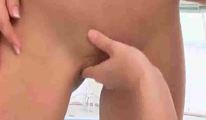 Dos impresionantes lesbianas están teniendo una sesión pervertida de sexo oral junto a la piscina.