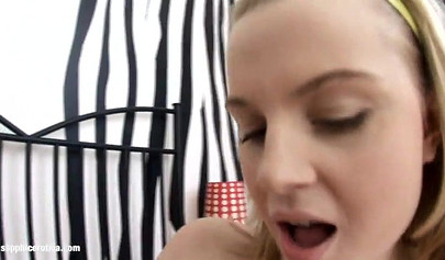 Ivanka, Inna e Dani vivono un emozionante ménage a trois lesbico usando dei giocattoli sul letto.