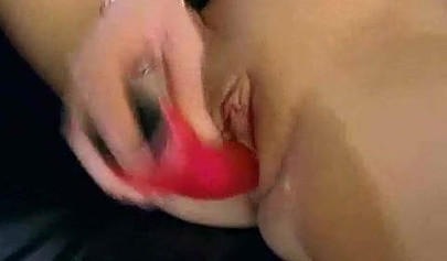 魅力的なレズビアンのティファニーとベティは、大きなおもちゃを使って欲望を満たしている。