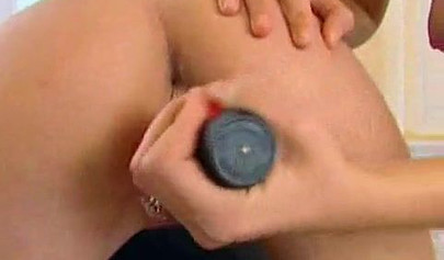 魅力的なレズビアンのティファニーとベティは、大きなおもちゃを使って欲望を満たしている。
