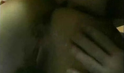 Lésbicas fogosas se divertem enquanto gozam intensamente usando um vibrador de dupla penetração.
