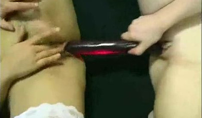 Lésbicas fogosas se divertem enquanto gozam intensamente usando um vibrador de dupla penetração.