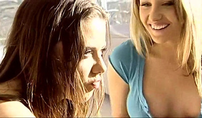 Kinzie e Penny são lésbicas que se divertem muito enquanto lambem suas vaginas molhadas.