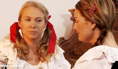 Judit et Jessica sont deux jeunes lesbiennes à peine majeures qui adorent se lécher l'anus.