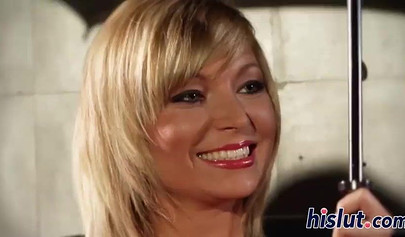 Две очаровательные лесбиянки, вся мокрая, лежат на диване и лижут друг друга до оргазма.