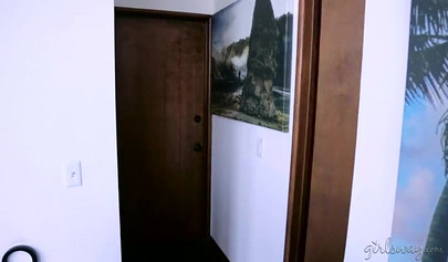 Üvey kız kardeşler birbirlerine karşı çok azgınlaşıyor ve lezbiyen seksin tadını çıkarıyorlar.