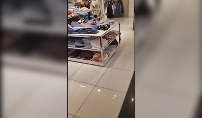 Lana Rhoades y Riley Reid salen de compras y tienen sexo lésbico apasionado en Snapchat.