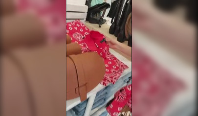 Lana Rhoades y Riley Reid salen de compras y tienen sexo lésbico apasionado en Snapchat.