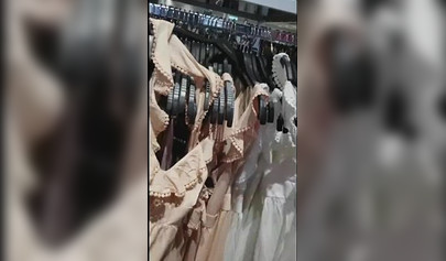 Lana Rhoades y Riley Reid salen de compras y tienen sexo lésbico apasionado en Snapchat.