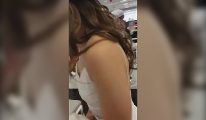 Lana Rhoades y Riley Reid salen de compras y tienen sexo lésbico apasionado en Snapchat.