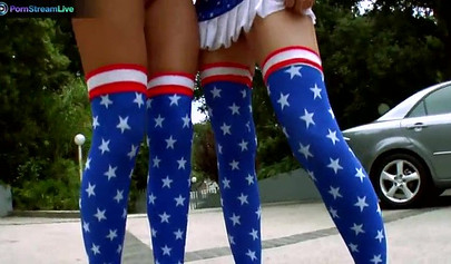 巨乳のレズビアンたちが露出度の高いランジェリー姿で巨大なセックス玩具を使って穴を満足させる