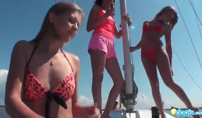 几个年轻活泼的女孩在海上的一艘船上，最终上演了一场女同性恋三人性爱。