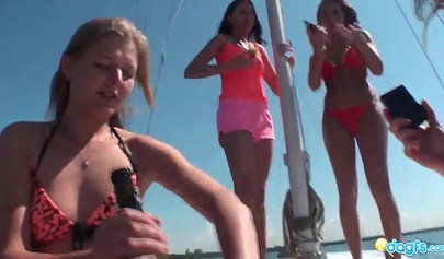 几个年轻活泼的女孩在海上的一艘船上，最终上演了一场女同性恋三人性爱。