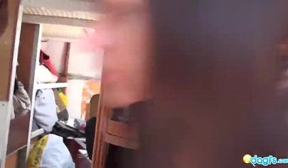 几个年轻活泼的女孩在海上的一艘船上，最终上演了一场女同性恋三人性爱。