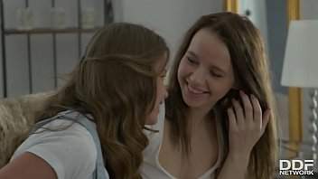 Olivia Grace y Jacqueline se lamen sus sabrosos coños