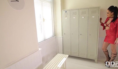 Dolly Diore's femdom action makes Nisha scream