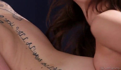 Young girls Jojo Kiss and Iris Rose tribbing in bed