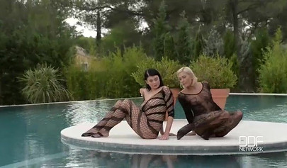 La superbe asiatique Lucy Li, vêtue d'un body, se fait tripoter les fesses par une lesbienne dans la piscine.