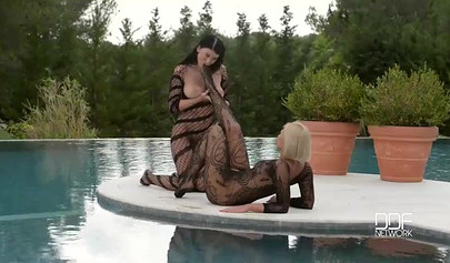 La superbe asiatique Lucy Li, vêtue d'un body, se fait tripoter les fesses par une lesbienne dans la piscine.