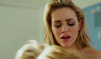 Sarışınlar Samantha Rone ve Mia Malkova kanepede makas