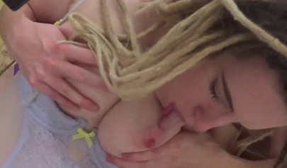 Una procace ragazza si scopa la sua fidanzata dal seno piccolo con uno strap-on