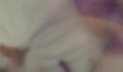 Una procace ragazza si scopa la sua fidanzata dal seno piccolo con uno strap-on