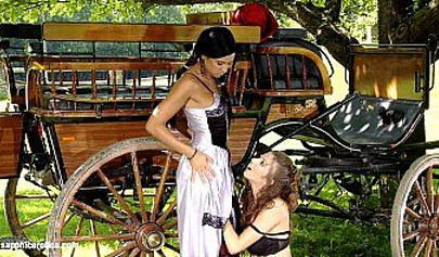 Le lesbiche sexy Juliette e Ashley fanno sesso in pubblico vicino al carro