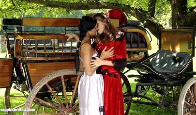 Le lesbiche sexy Juliette e Ashley fanno sesso in pubblico vicino al carro