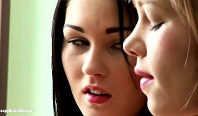 All natural lesbians scissor and masturbate together
