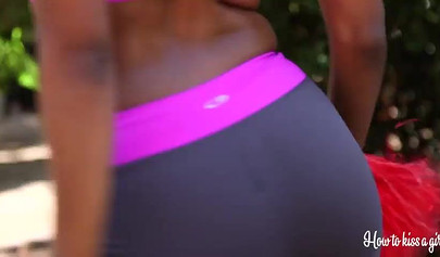 Ebony Chanell Heart y la morena Christiana Cinn en una sensual escena de acción interracial.