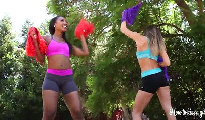 Ebony Chanell Heart y la morena Christiana Cinn en una sensual escena de acción interracial.