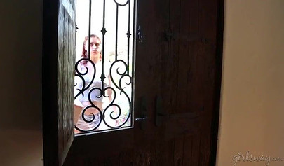 Die kurvigen Lesben Marie McCray und Karlie Montana befriedigen sich durch Scissorning zum Orgasmus.