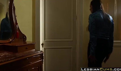 エボニーMILFのニョミ・バンクスが、バスタブで巨乳美女たちと3Pを楽しむ
