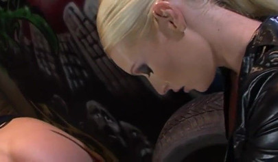 Blondinen in sexy Dessous haben Sex in BDSM-Lesben-Action