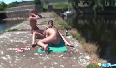 ロシアのレズビアンたちが川辺でレズビアンの三人組で服を脱ぎ、セックスをする