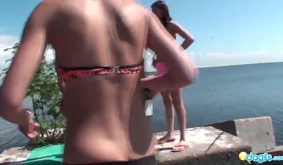 ロシアのレズビアンたちが川辺でレズビアンの三人組で服を脱ぎ、セックスをする
