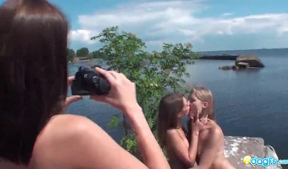 ロシアのレズビアンたちが川辺でレズビアンの三人組で服を脱ぎ、セックスをする