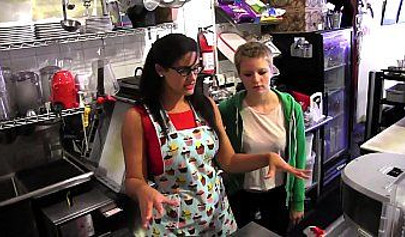 Neuling Alani Pi lässt sich von Penny Barber im Café oral befriedigen.