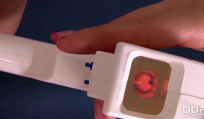 Сексуальная азиатская медсестра позволяет Алеске Даймонд ласкать свои отверстия.