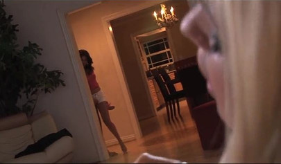 Lesbiennes Bella Rose et la brune Shyla Jennings font l'amour et se masturbent ensemble.