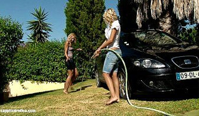 As loiras Lena e Al ficam molhadas e transam durante uma lavagem de carros ao ar livre.