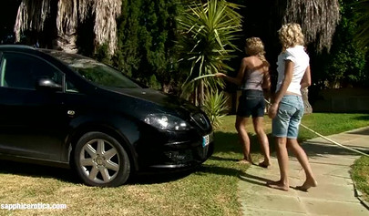 As loiras Lena e Al ficam molhadas e transam durante uma lavagem de carros ao ar livre.