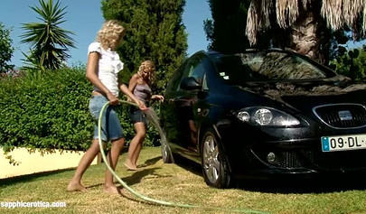As loiras Lena e Al ficam molhadas e transam durante uma lavagem de carros ao ar livre.